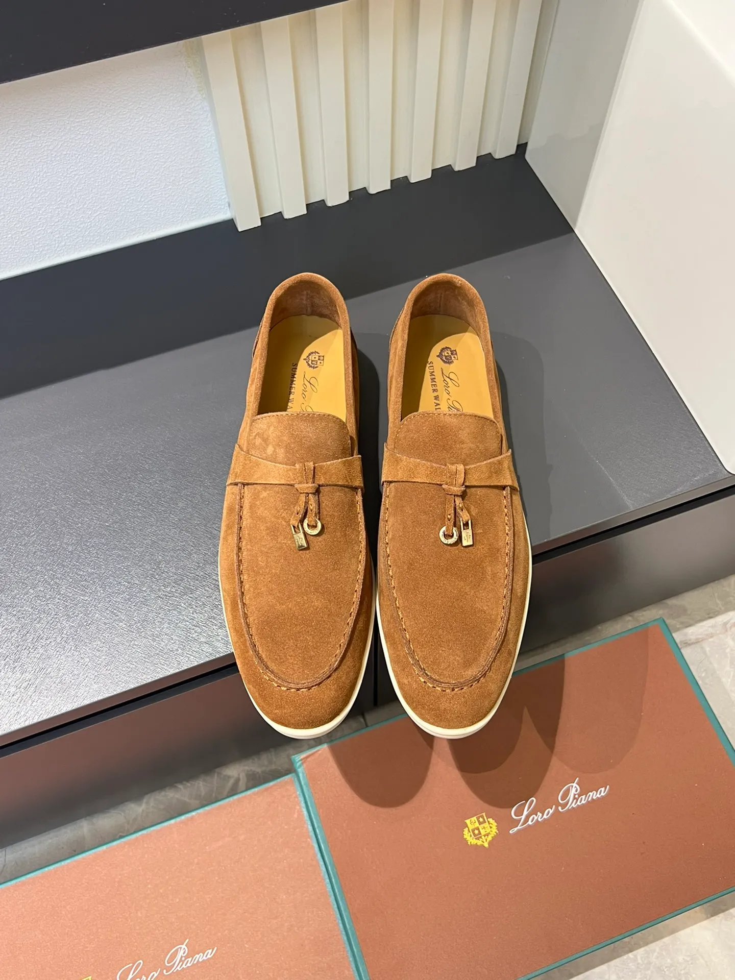 Men's shoes 💰p360 "Loro men's shoes 💰pian'*" Classic L men's shoes for couples 💰p Top version British flat loafers, a must-have item in old money style, the minimalist design is eye-catching and durable, a plus point for dressing The soft foot feel and texture are outstanding. They don’t scratch your feet and are very nice. They are matched with soft and waxy soles. They can be worn daily for a long time without getting tired. They are easy to wear, versatile and classic items, with perfect foot feel and texture! Imported cashmere fabric, the lining is made of imported A-grade water-dyed cow lining, the top version of the genuine leather midsole is sewn with pure handmade mark thread! Size: Female 35-40 (34. Customized) Male 38-44 (45.46. Customized)